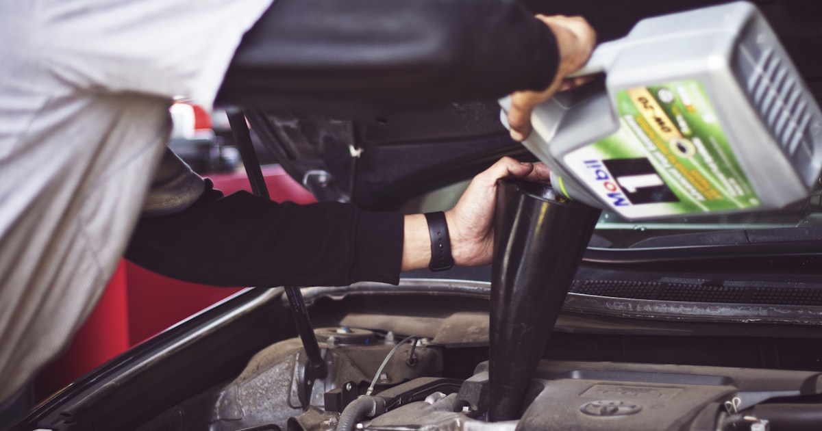 Mecánico realizando mantenimiento de motor con la tapa abierta