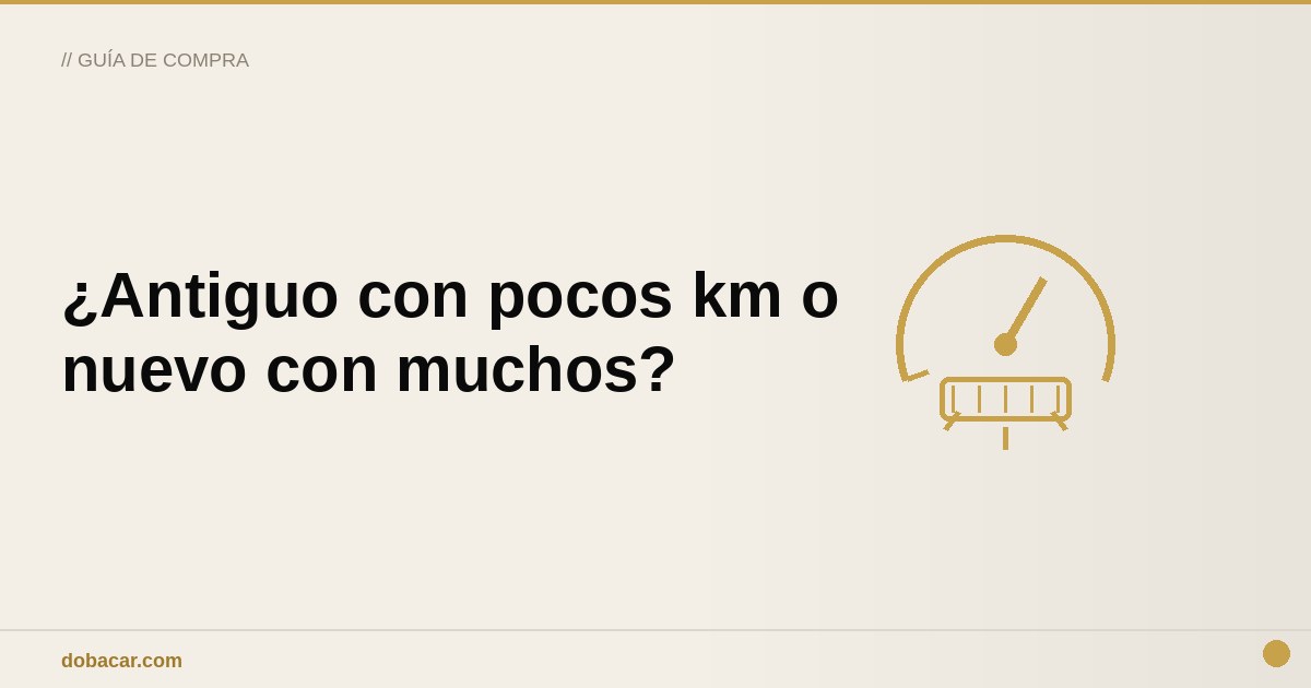 Cuentakilómetros de un coche de segunda mano junto a una hoja de historial de mantenimiento