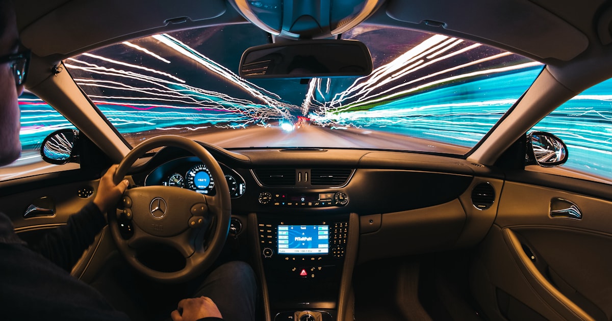 Interior de coche con cambio automático en marcha
