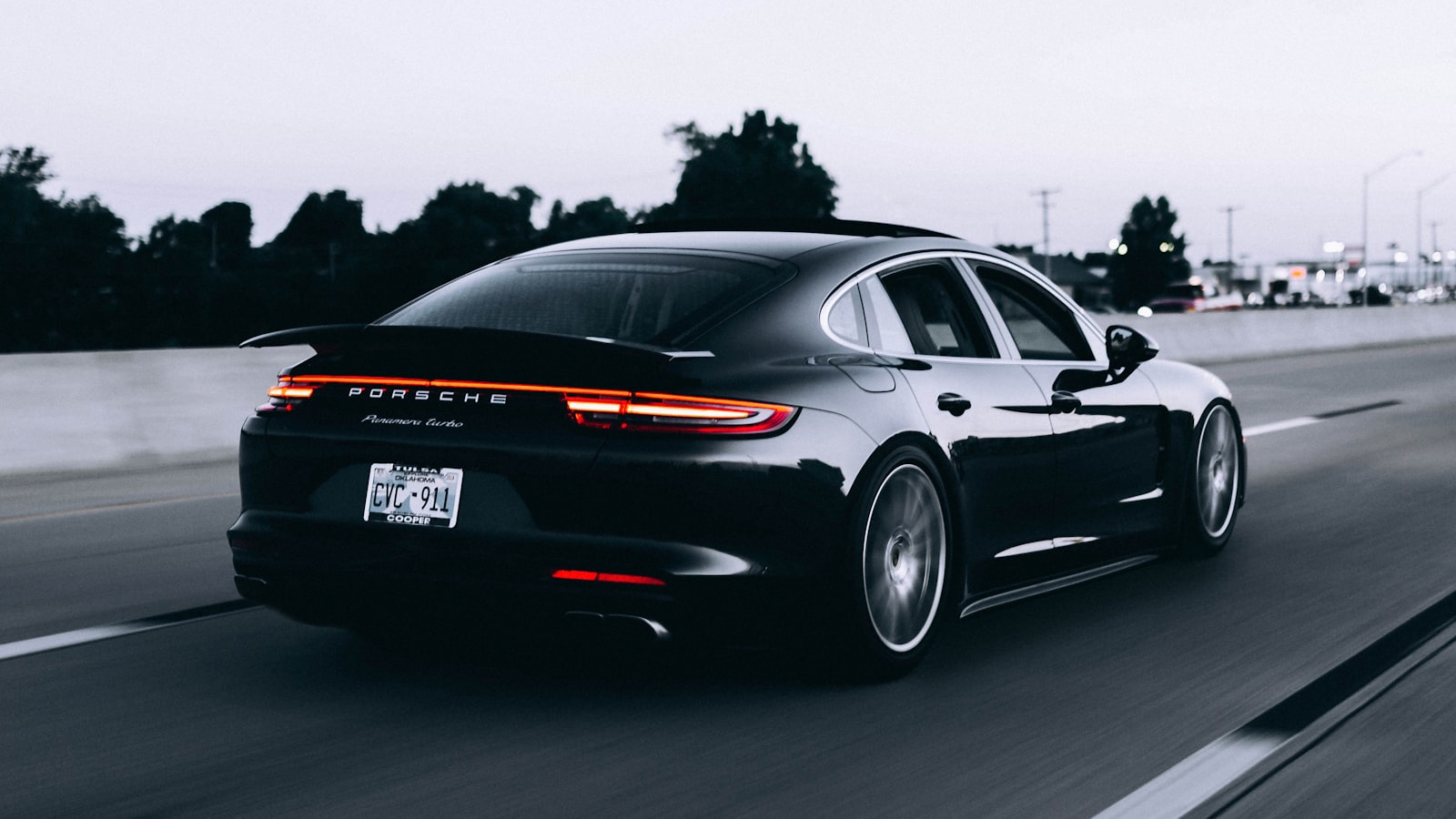 Volante y consola central de coche premium con cambio automático