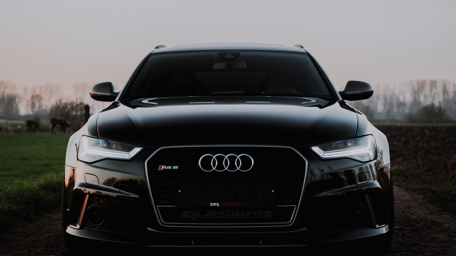 Coche premium negro con cambio automático en marcha