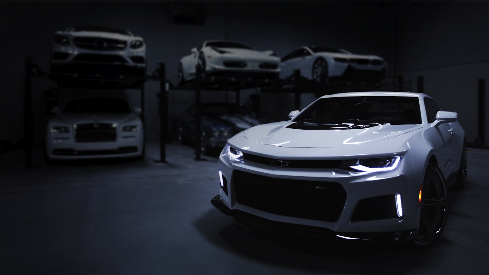 Garaje con varios coches modernos automáticos