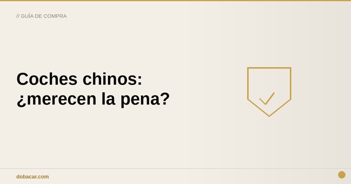 Coche compacto moderno aparcado frente a un concesionario
