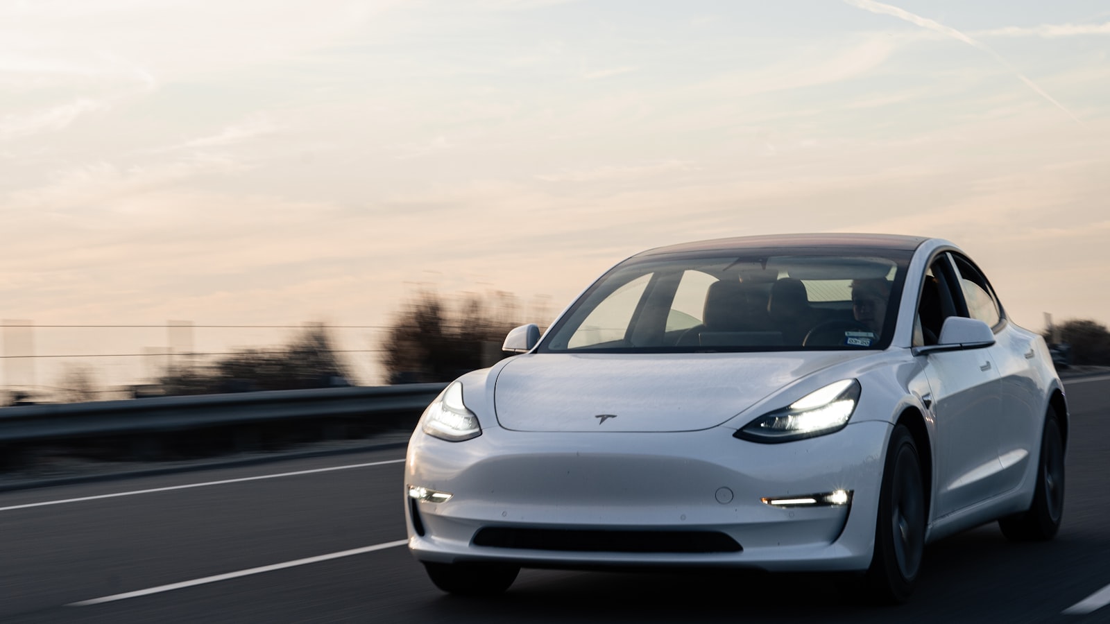 Coche eléctrico cargando en cargador público
