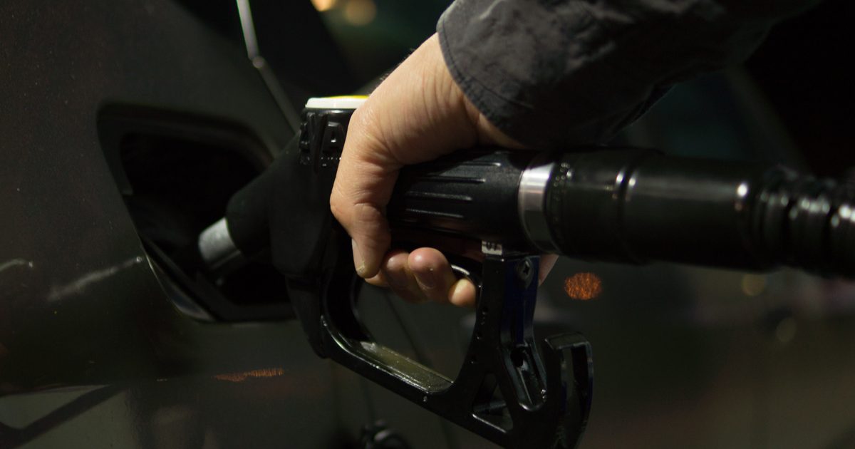 Persona repostando combustible en un coche