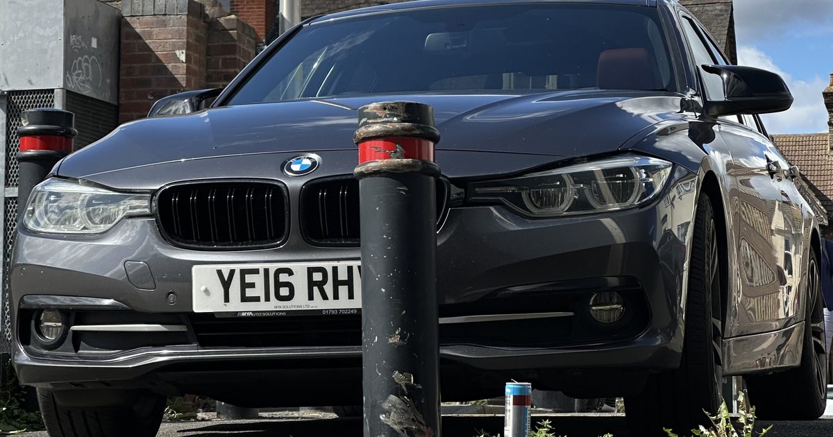 Berlina aparcada en una calle residencial