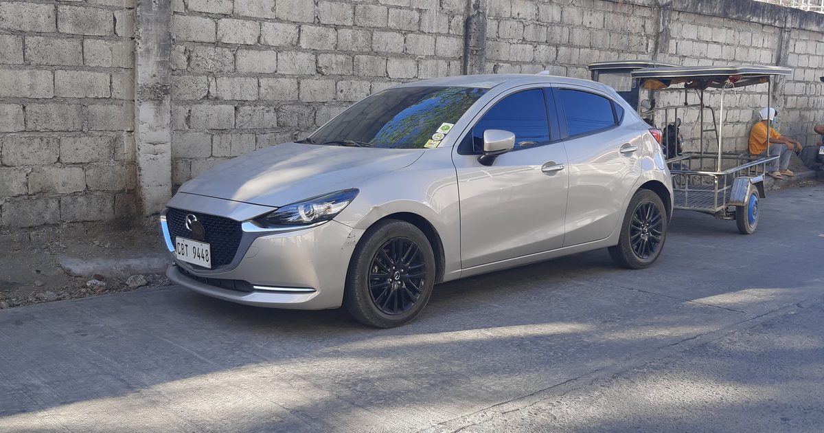 Coche compacto tipo hatchback aparcado en la calle