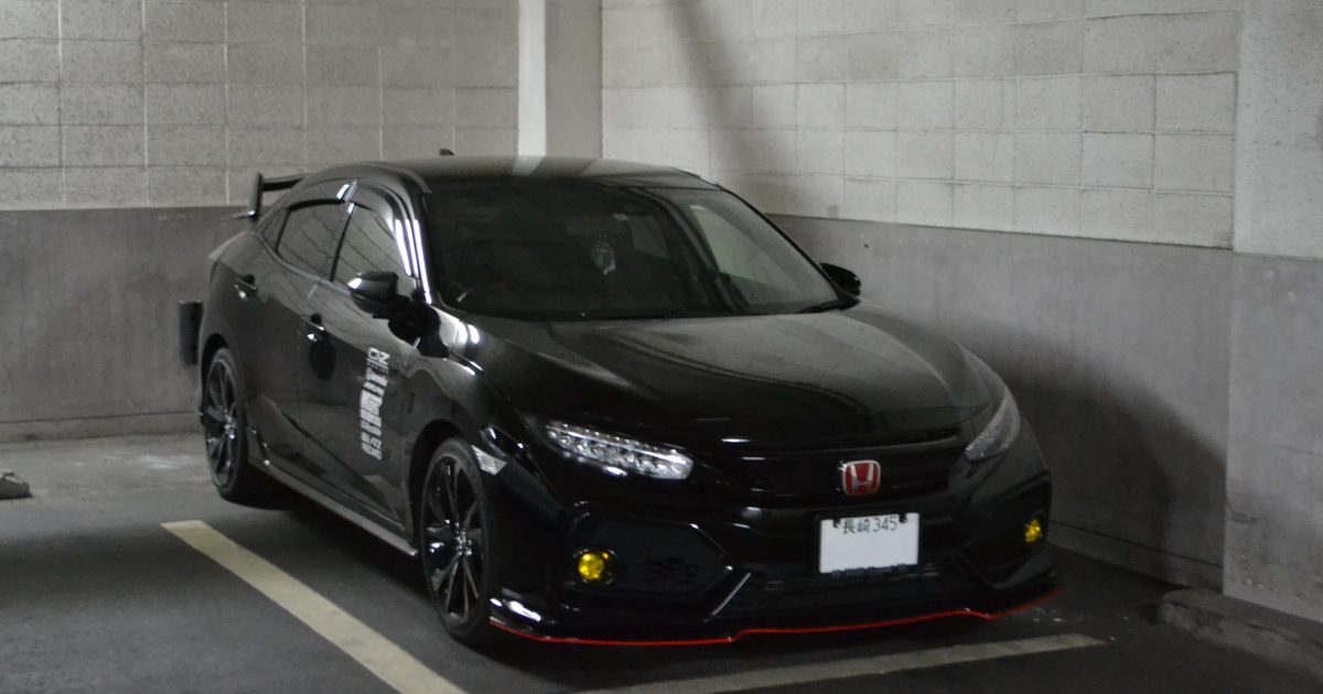 Honda Civic aparcado en un garaje