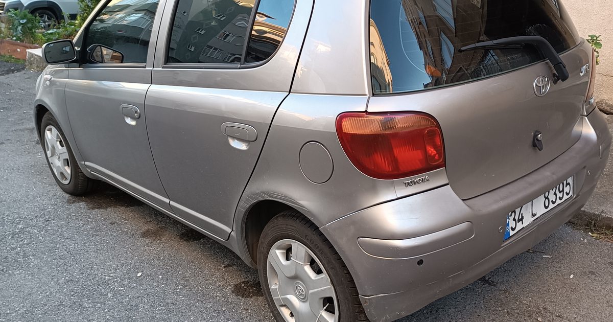 Coche compacto aparcado en una calle de ciudad