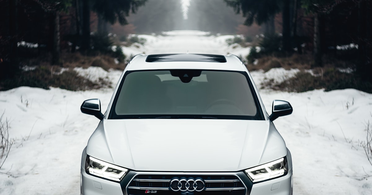 Audi A3 blanco aparcado al exterior