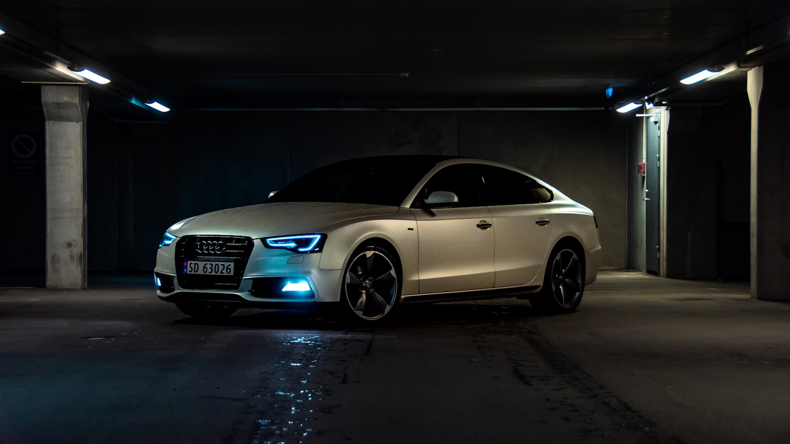 Audi A5 plateado en garaje moderno