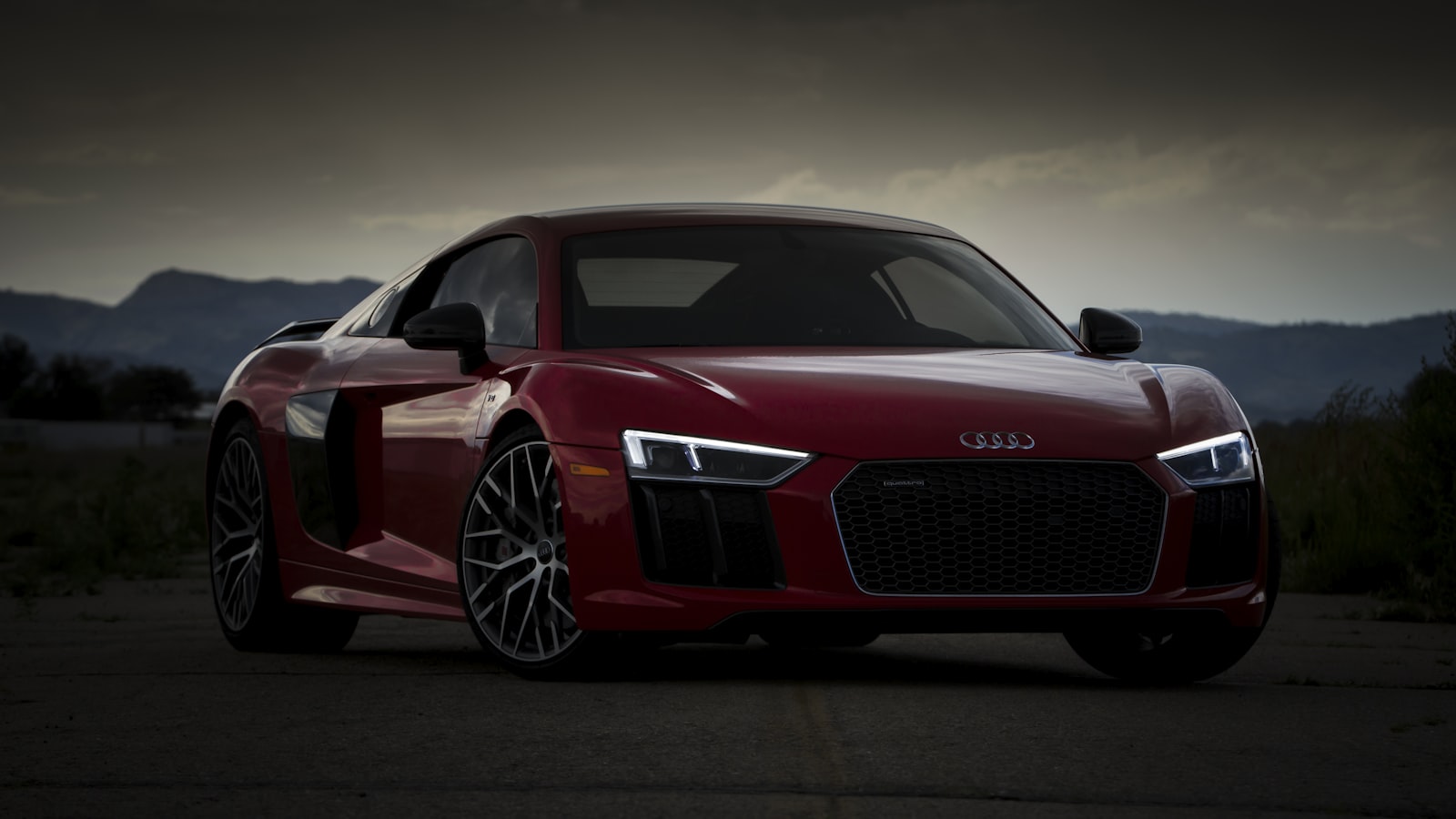 Audi R8 rojo en exposición — versiones premium del catálogo