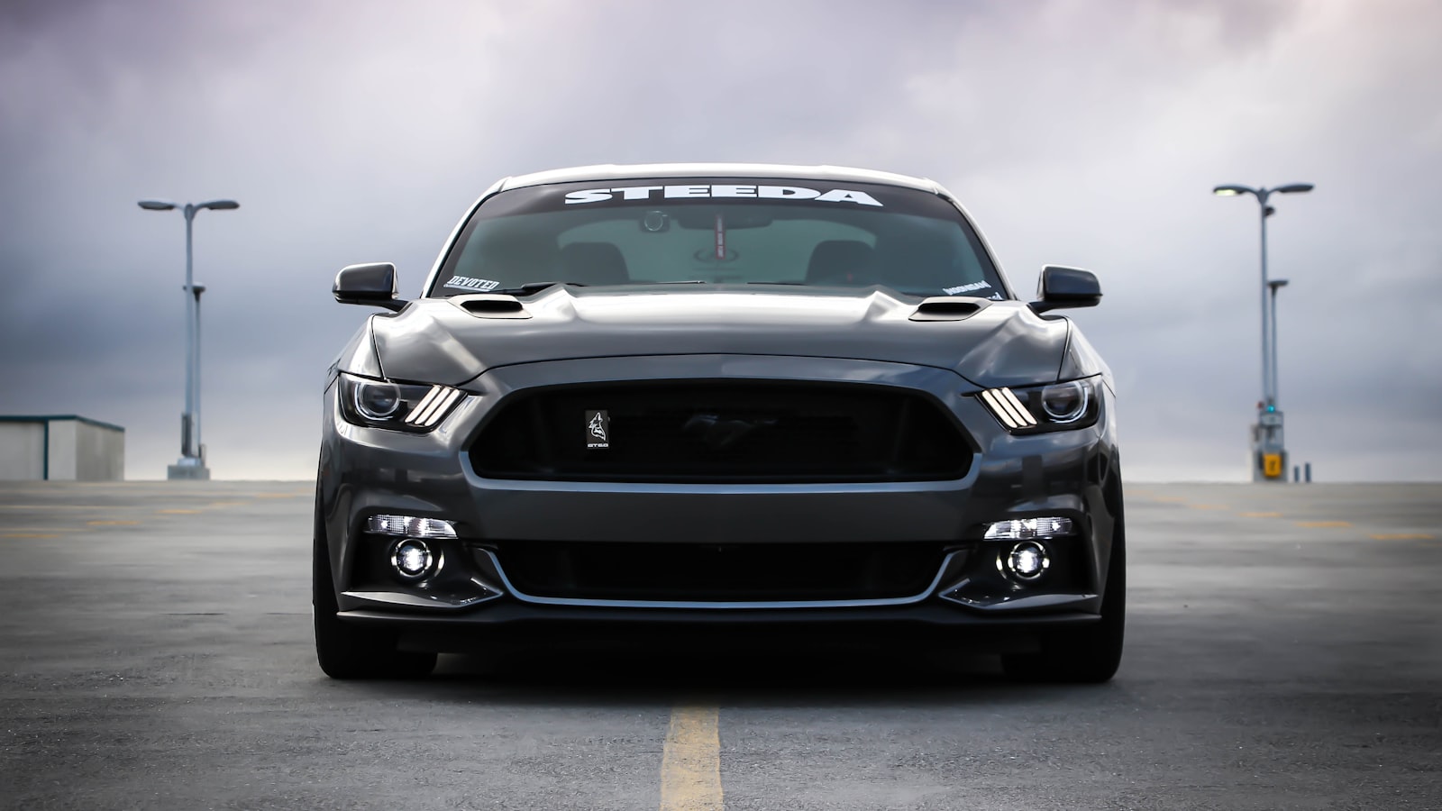 Ford Mustang frontal — herencia deportiva de la marca