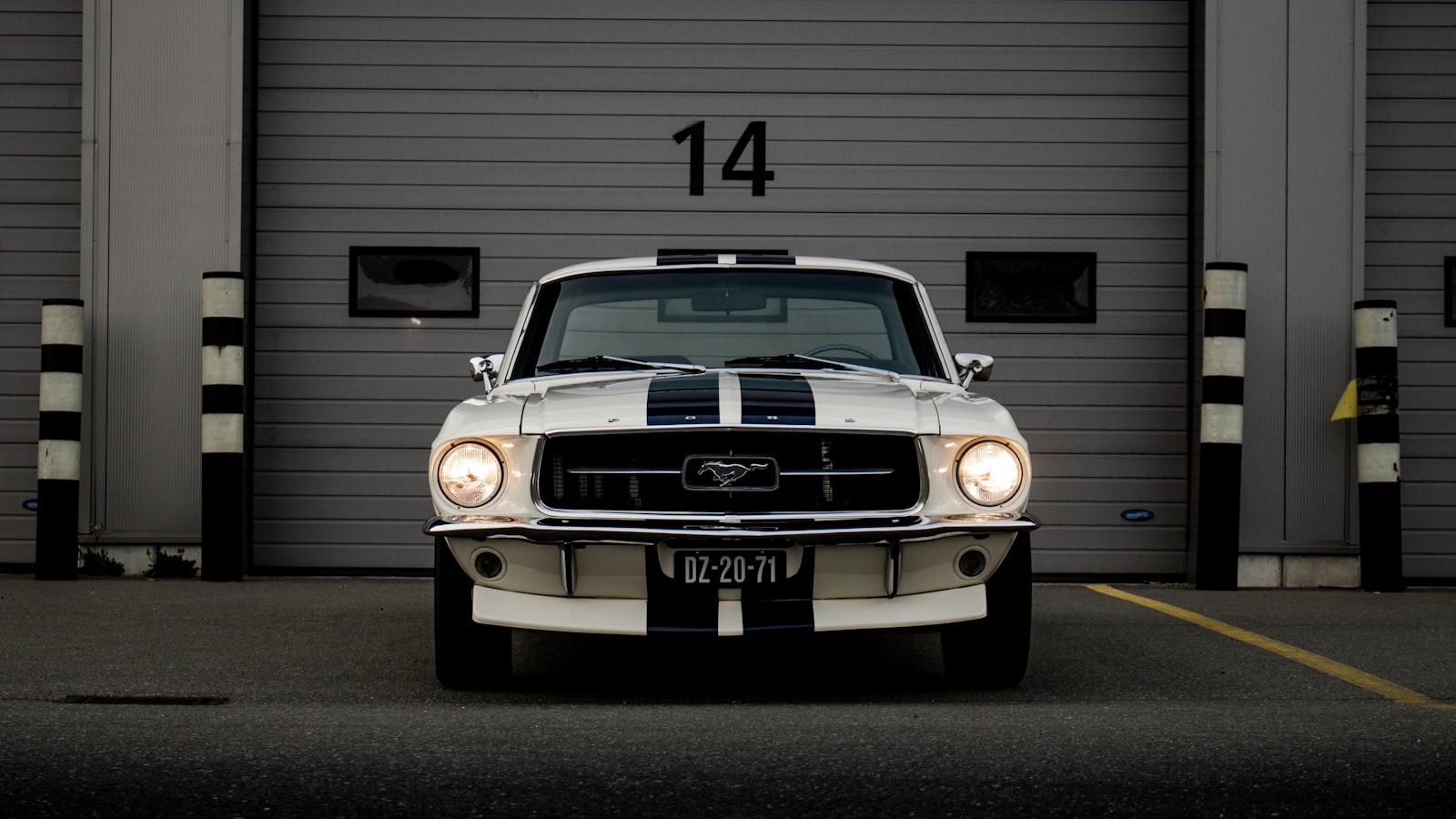 Vintage Mustang blanco — Ford con herencia deportiva